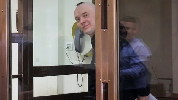 Адвокат: следователь предложил Ивану Сафронову звонок матери в обмен на сотрудничество