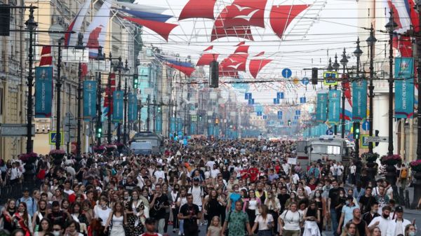 В Петербурге в разгар эпидемии прошел праздник выпускников "Алые Паруса"