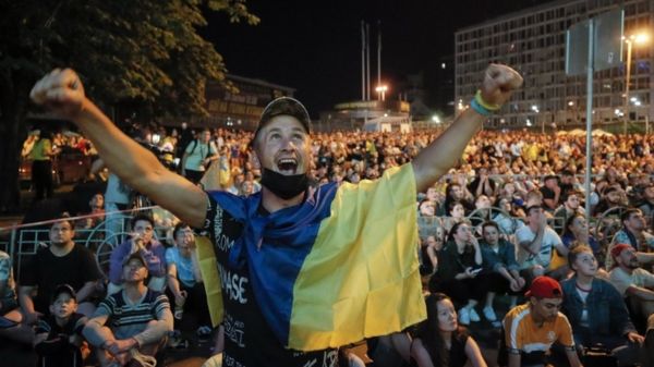 Триумф Англии и Украины на Евро-2020. Как болельщики переживали и праздновали в Киеве и Лондоне – фотографии