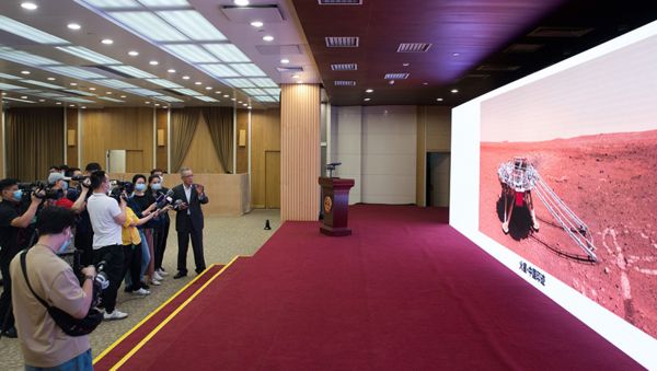 Китайский марсоход "Чжужун" делает селфи на Красной планете