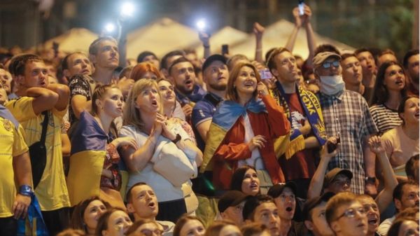 Триумф Англии и Украины на Евро-2020. Как болельщики переживали и праздновали в Киеве и Лондоне – фотографии