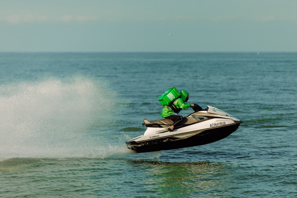 Delivery Club начнет доставлять еду по воде на яхты и катера в Сочи