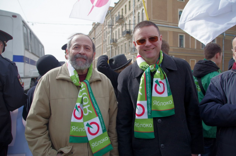 "Девушки двухтысячных годов – это не то, что сегодня". Как члены "Яблока" расследовали обвинения в домогательствах против однопартийца