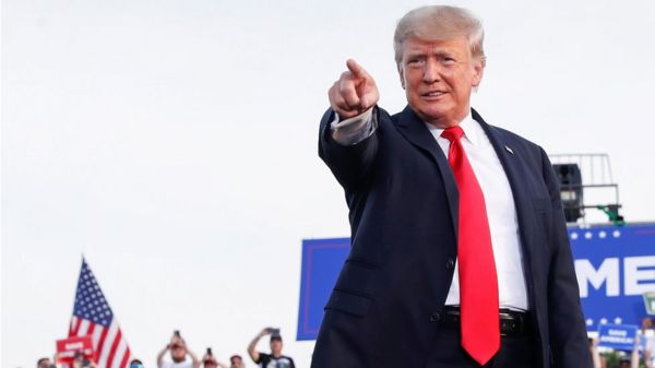 "Мы вернем себе Америку". Трамп провел первый митинг после ухода с поста президента США