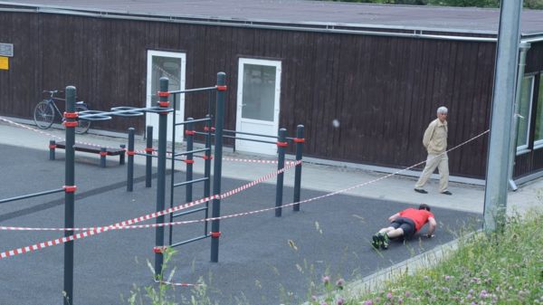 "Лавка заразной не станет". Как в парках Москвы соблюдают новые ковидные ограничения