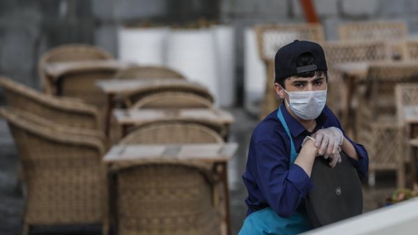 "Дельта" между Москвой и Петербургом. Власти думают, как бороться с новым штаммом коронавируса