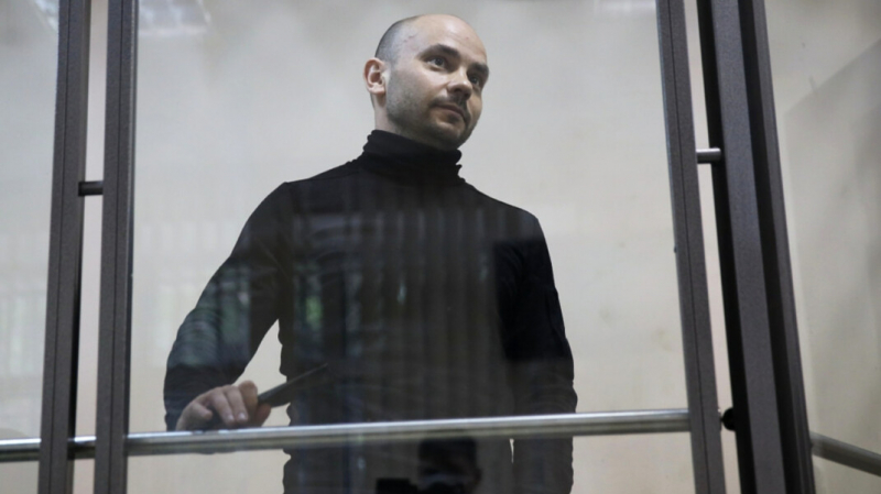 Экс-директору «Открытой России» грозит до 300 000 рублей штрафа за то, что тот не признал себя иноагентом