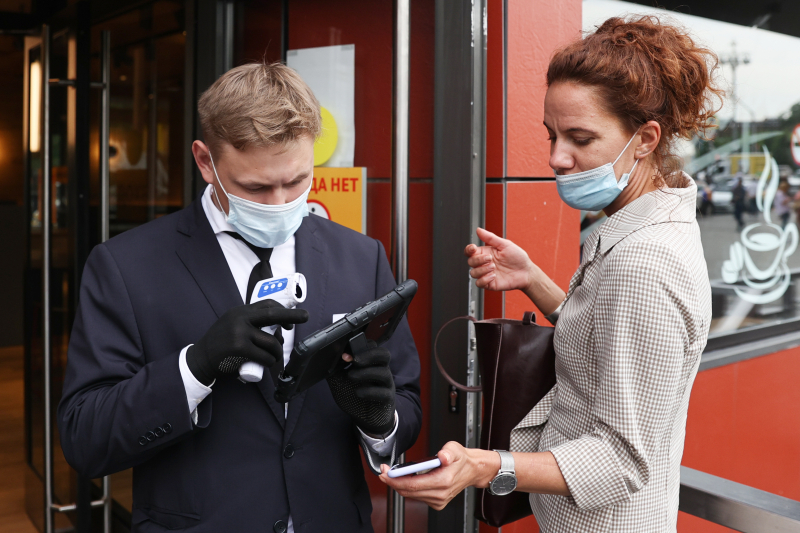 "Это банкротство – гостей не хватит". Московский ресторатор о работе по QR-кодам