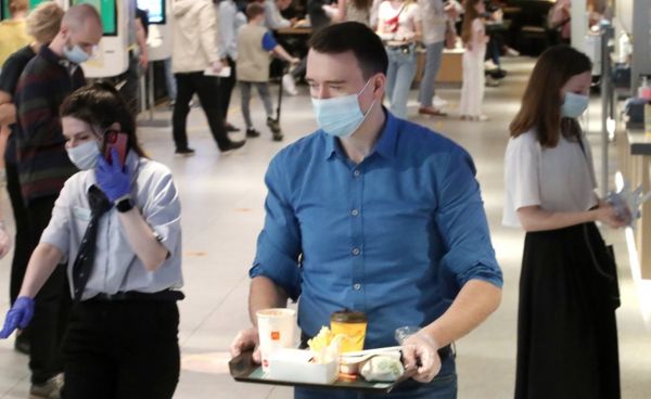 "По-другому не прорвемся". Как бизнес в Москве готовится к обязательной вакцинации