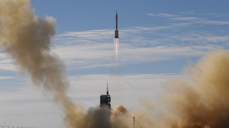 Китайская космическая станция: корабль “Шэньчжоу” везет первый экипаж на модуль "Тяньхэ"