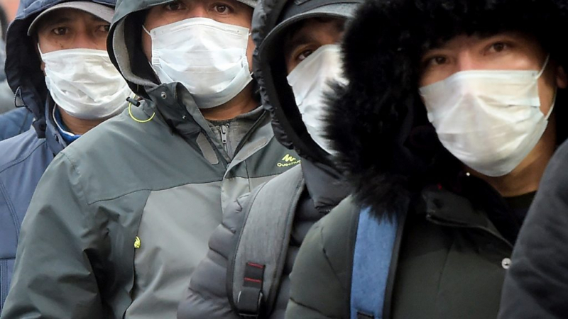 "Иностранцы тоже болеют и распространяют вирус". Как в России прививают трудовых мигрантов