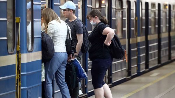 "Дельта" между Москвой и Петербургом. Власти думают, как бороться с новым штаммом коронавируса