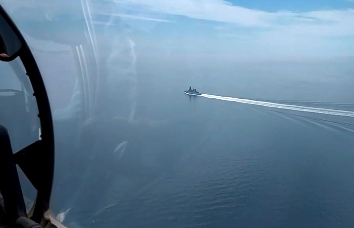 ФСБ выложила видео с предупредительной стрельбой по эсминцу Defender