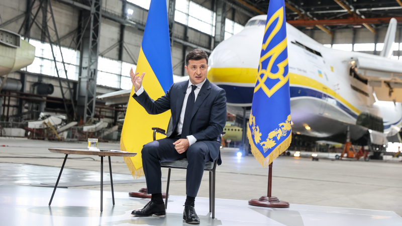 "Говорить, что Вашингтон предает Украину, неправильно". Почему Зеленский требует встречи с Байденом до саммита с Путиным