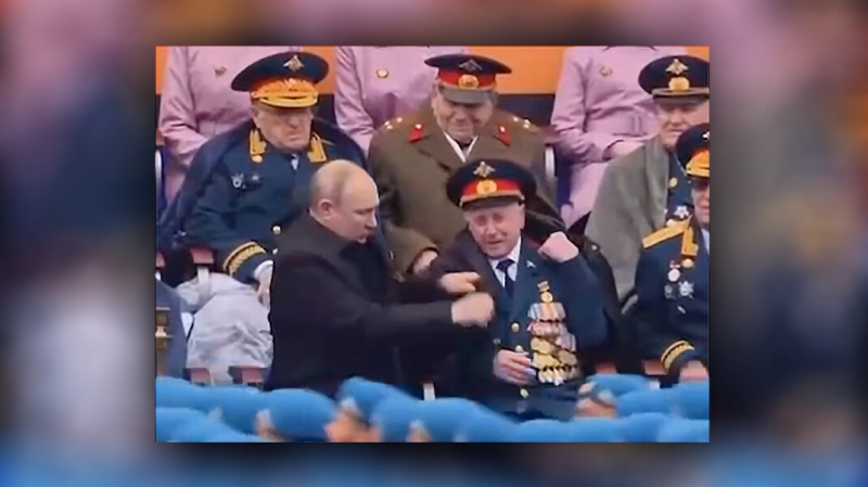 «Хочется верить, что подонка найдут». Кремль — о краже денег у ветерана, сидевшего рядом с Путиным на параде