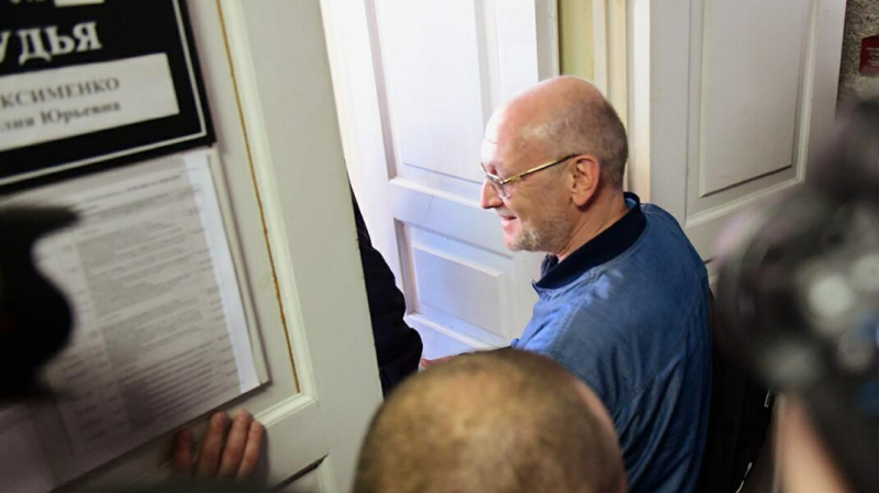 «Крест на моей политической деятельности». Суд отправил депутата Максима Резника под домашний арест