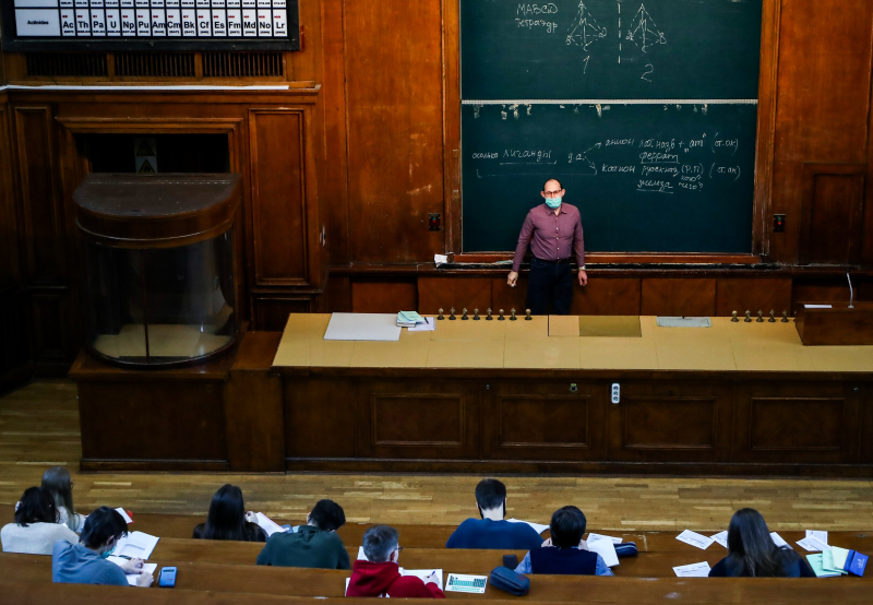 Крупные московские вузы переведут в онлайн сдачу сессий из-за роста заболеваемости COVID-19. За сутки – более 14 тысяч случаев