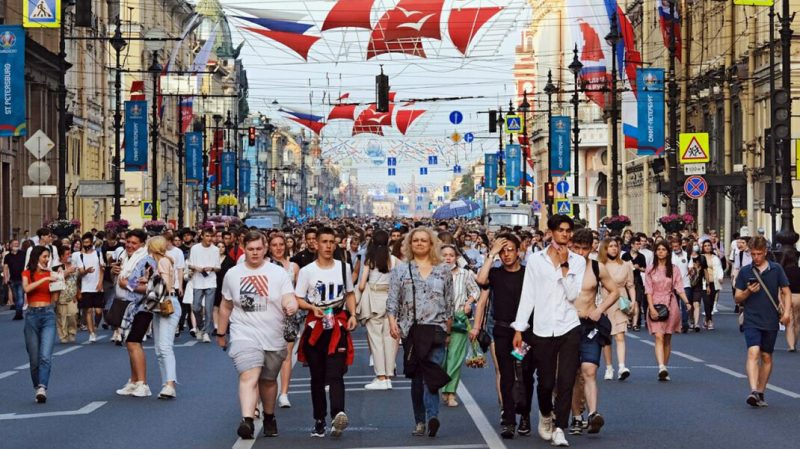 Лидер «Яблока» попросил прокуратуру наказать питерские власти за нарушение санитарных норм на «Алых парусах»