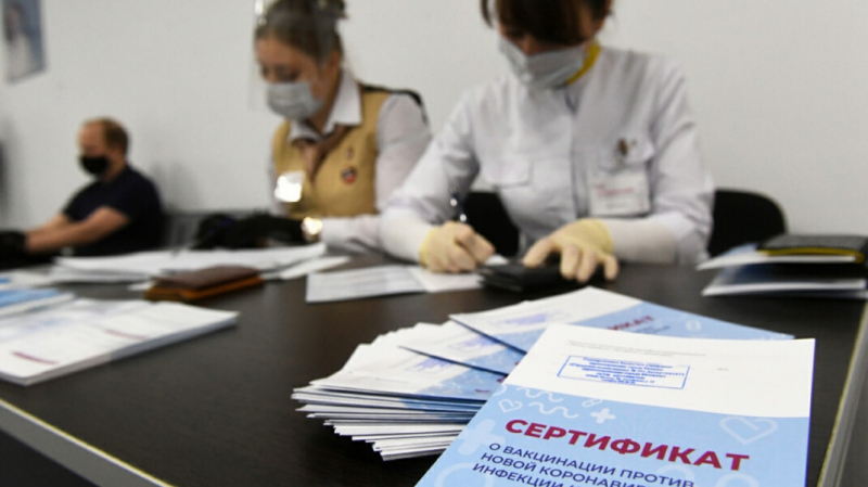 Минтранс предложил авиакомпаниям регистрировать пассажиров по сертификату о вакцинации