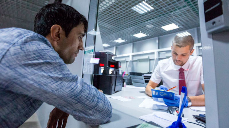 МВД решило обязать мигрантов подписывать «соглашение о лояльности» при въезде в Россию