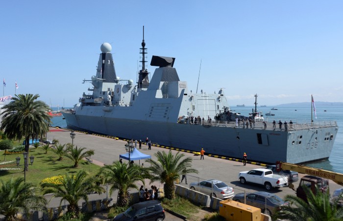 На остановке в Англии нашли секретные документы об эсминце Defender