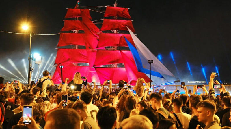 «Не стали лишать 40 000 человек праздника». Губернатор Петербурга — о проведении «Алых парусов» в пандемию