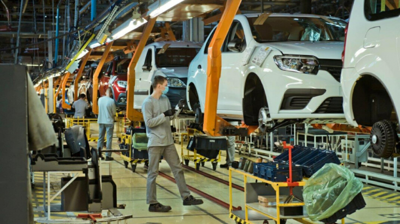 «Не такие большие деньги». АвтоВАЗ пообещал сотрудникам премию 1500 рублей за вакцинацию от COVID-19