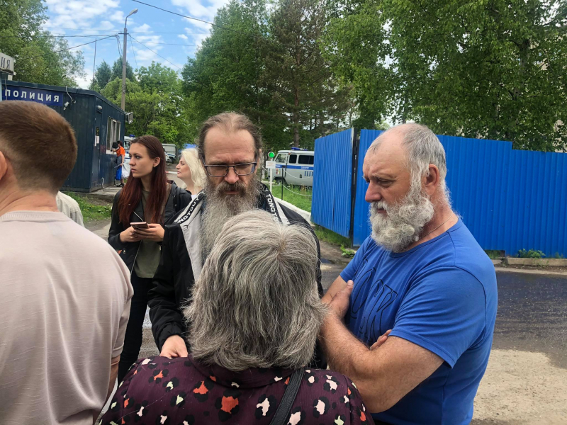 "Не вижу греха в том, что ходил на мирные акции и был за это арестован". Священнику запретили служить за участие в протестах в Хабаровске