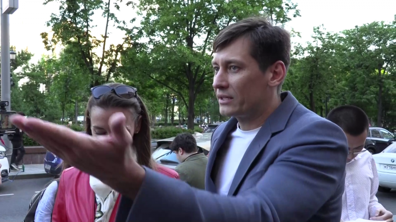 "Неужели надо было брать в заложники тетю? Ей 60 лет". Интервью Дмитрия Гудкова после освобождения