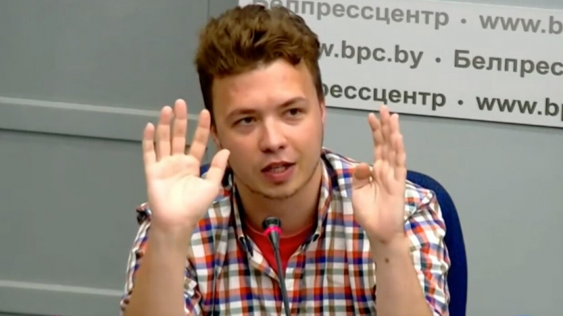«Никто меня не бил, пальцем не тронул». Протасевич выступил на брифинге белорусского МИД