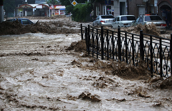 Один человек погиб в затопленной Ялте