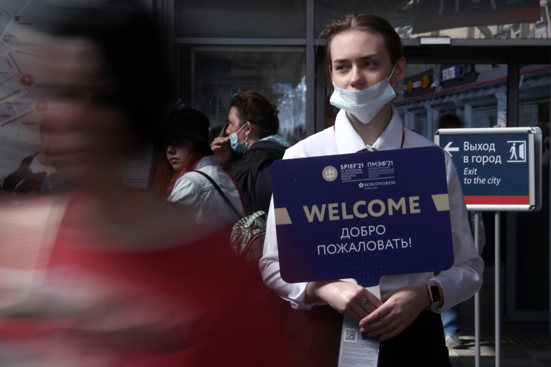 "Одной рукой создаем площадку для общения, другой – ссоримся со всем миром". Экономический форум в Петербурге на фоне арестов оппозиции