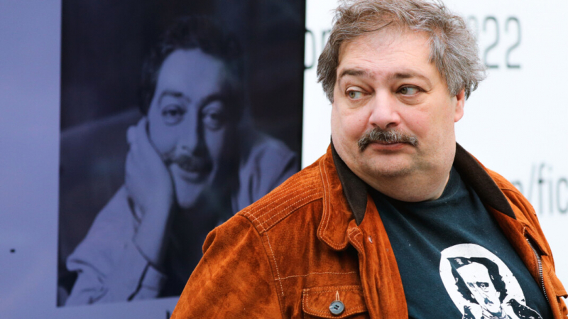 Партия «Яблоко» потребовала от СК и прокуратуры возбудить дело об отравлении писателя Быкова