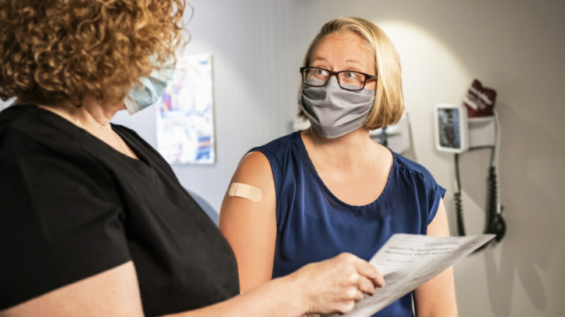 Плюс ревакцинация: когда, кому и для чего требуется делать повторную прививку от коронавируса