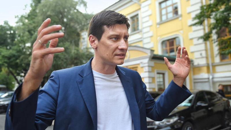 Полицейские пришли с обысками к политику Дмитрию Гудкову и его родственникам