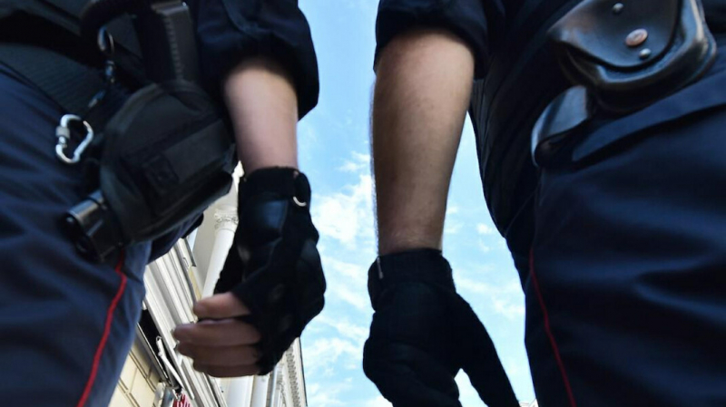 Полицейским, получившим до 11 лет тюрьмы за пытки и доведение задержанного до самоубийства, отменили приговор