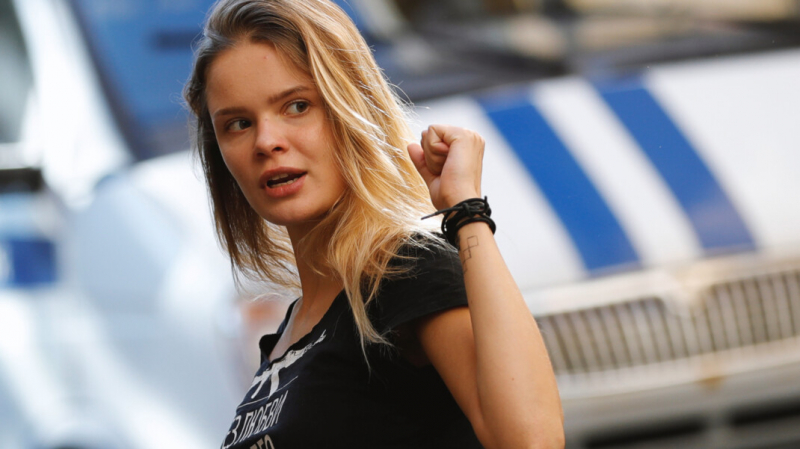 Полиция задержала участницу Pussy Riot Веронику Никульшину за курение, мат и «ранее совершённые преступления»