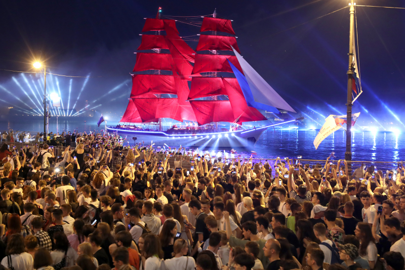 "Призывать на митинги нельзя, а на "Алые паруса" – можно". Адвокат обвиняемых по "санитарному делу" о двойных стандартах во время эпидемии