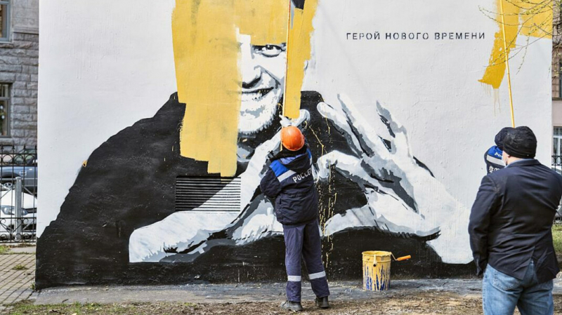 Прокуратура Петербурга отменила уголовное дело из-за граффити с Навальным