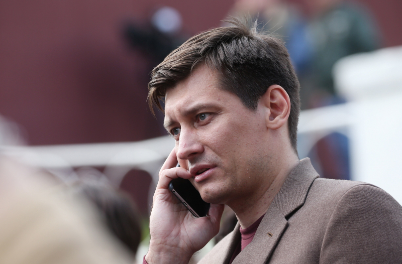 Прослушка, заложники, обыски, договор об аренде. Что и как ищут силовики по делу Дмитрия Гудкова