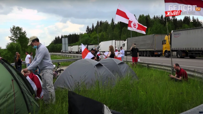 Противники Лукашенко устроили митинг на границах Литвы и Польши. Они грозят перекрыть движение в Белоруссию