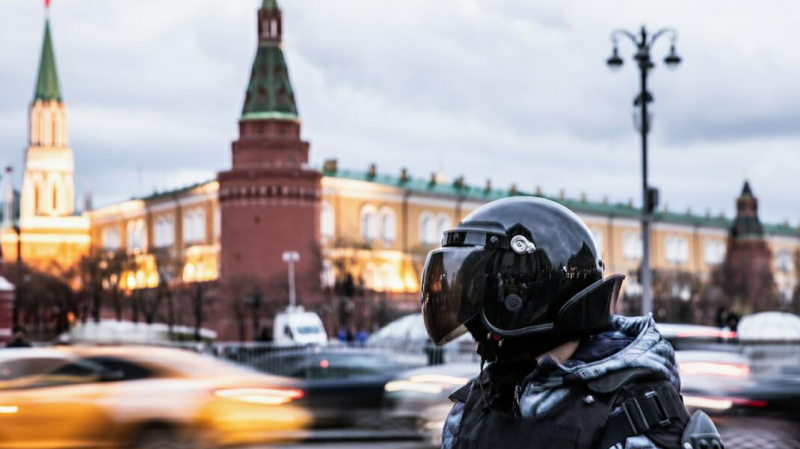 Путин подписал закон о наказании штрафами за разглашение данных силовиков