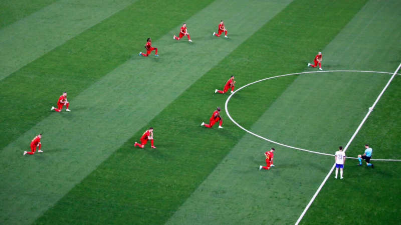 «Расистский сигнал». На стадионе в Петербурге освистали бельгийских футболистов, вставших на колено