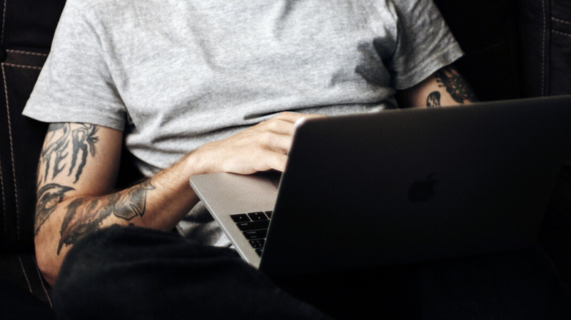 Россиянам предложили дать возможность смотреть порно только после регистрации на «Госуслугах»