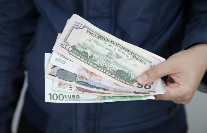 Рубль незначительно изменился к доллару и евро в ожидании новых триггеров