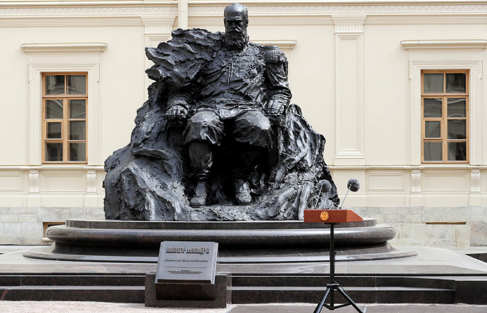 Скульпторы исправили ошибку на открытом в Гатчине памятнике Александру III