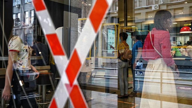 Собянин запретил посещать рестораны в Москве без прививки или теста на коронавирус