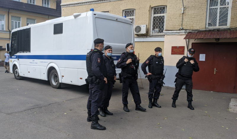 Суд в Москве арестовал акциониста Павла Крисевича по делу о хулиганстве после акции на Красной площади