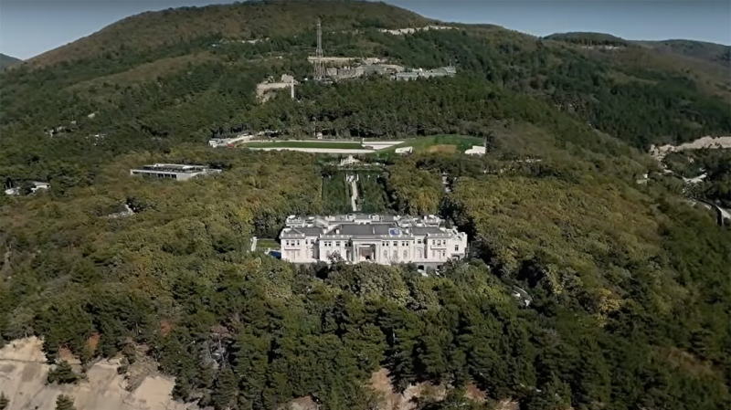 Судебные приставы запретили продавать или закладывать «дворец Путина» и землю под ним