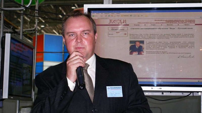 Учитель элитной школы при МГУ, которого ученики обвинили в домогательствах, намерен обратиться в суд